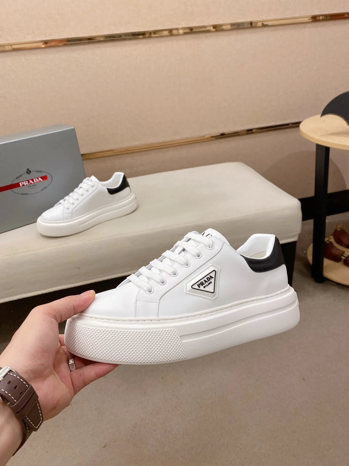 Men's shoes 💰 580💰 ✔️✔️✔️High version High-quality new PRADA (Prada) counters are launched simultaneously, new men's shoes, 😘fabrics are selected from first-layer cowhide fabrics. Lining: Imported cowhide leather lining. 👍🏿High-end☄️Open-molded non-slip rubber outsole, exquisite lines, simple and elegant, comfortable and high-end for leisure travel. Code number: 38 to 45